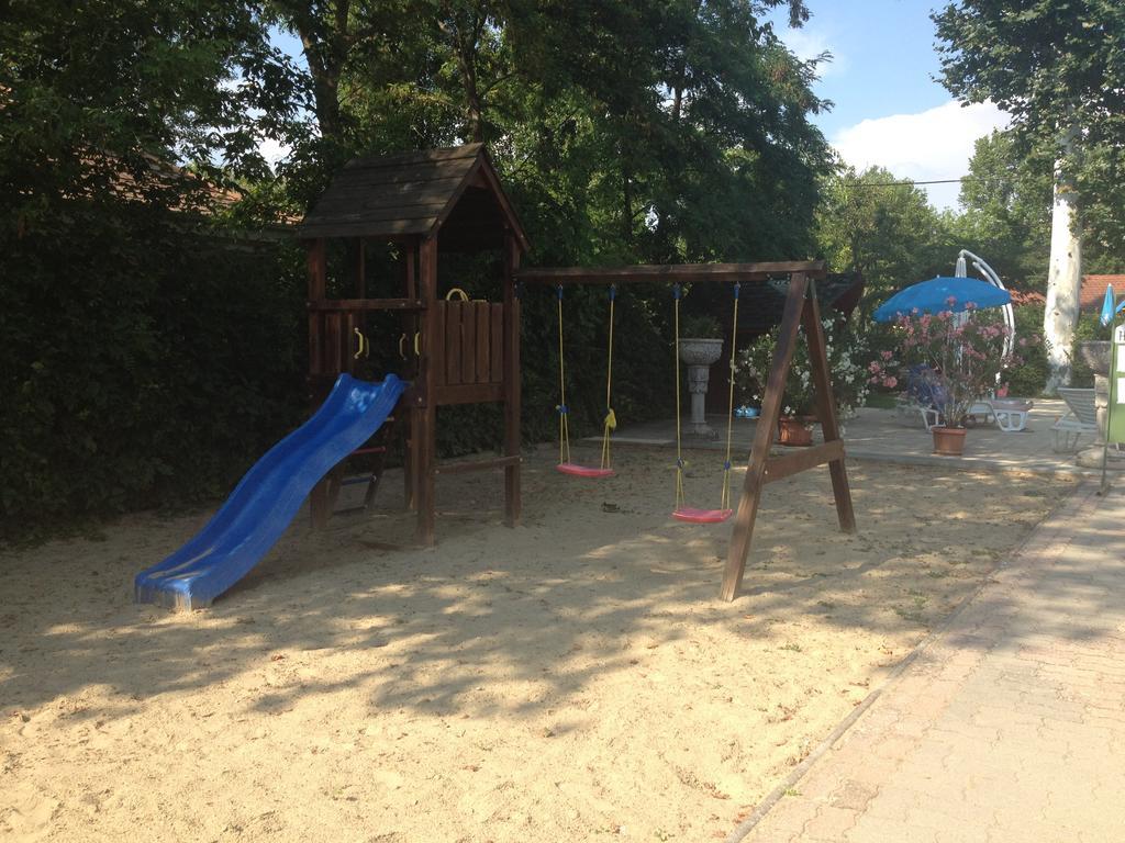Hotel Family Balatonföldvár Екстериор снимка